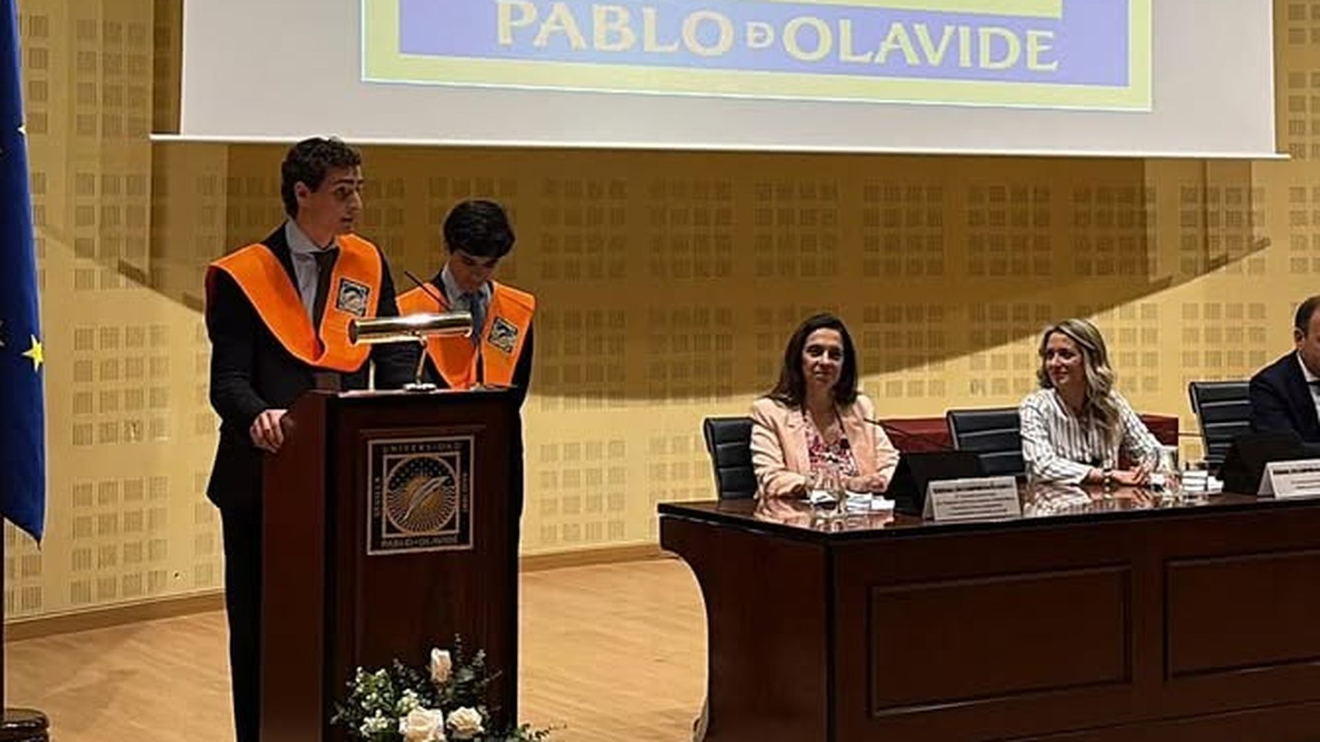 Manu Bueno se gradúa en la Universidad Pablo de Olavide