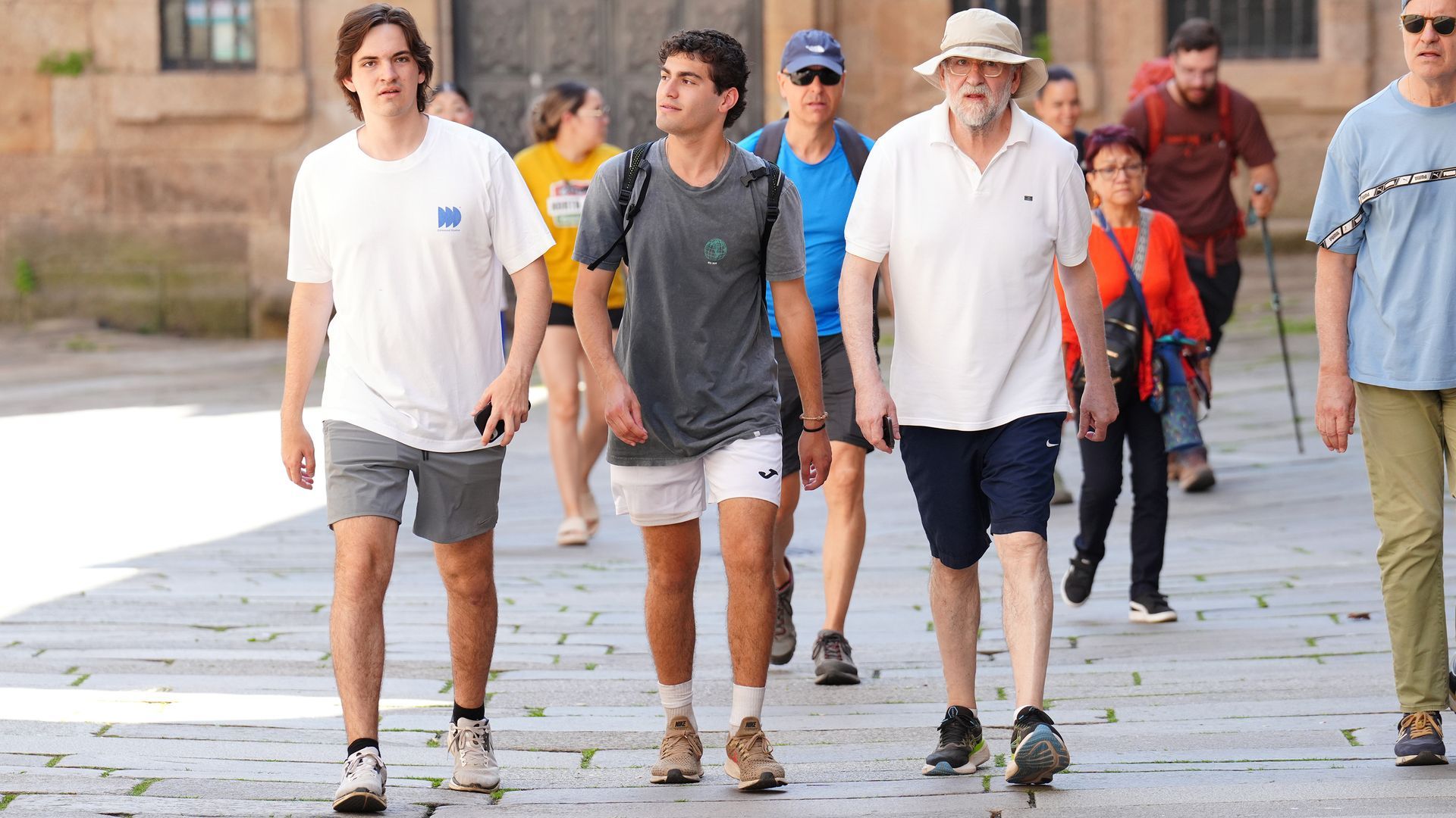 Mariano Rajoy, con su hijo pequeño, Juan, y un amigo de este, tras hacer el Camino de Santiago en 2025