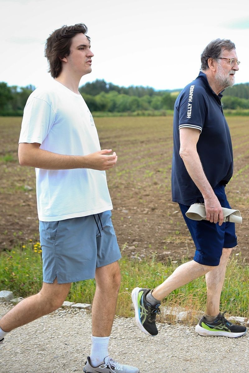 Mariano Rajoy (en la imagen, con su benjamín el pasado verano) es padre de dos hijos, Mariano Jr. y Juan