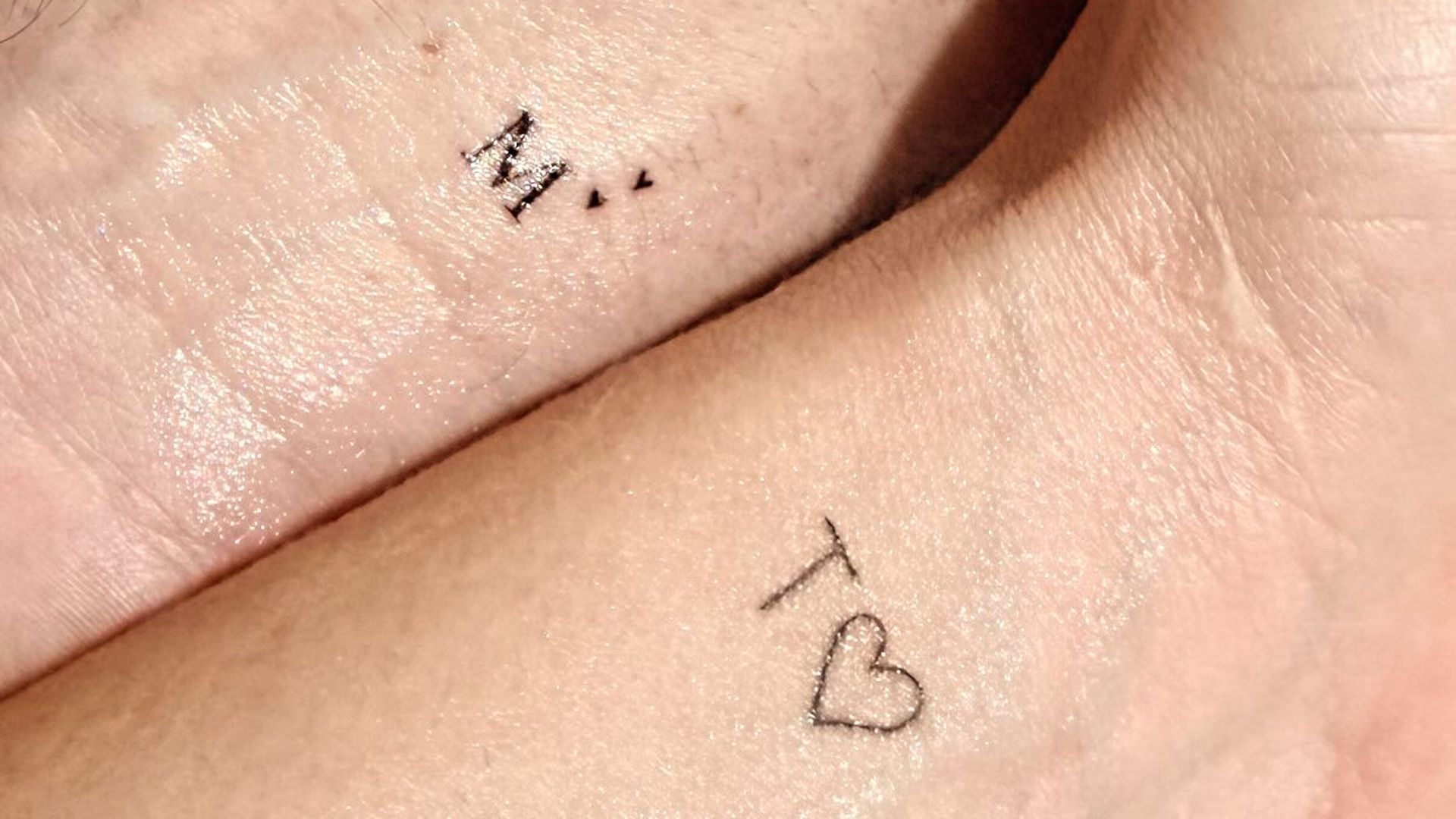 Marta Peñate y Tony Spina se tatúan el uno por el otro