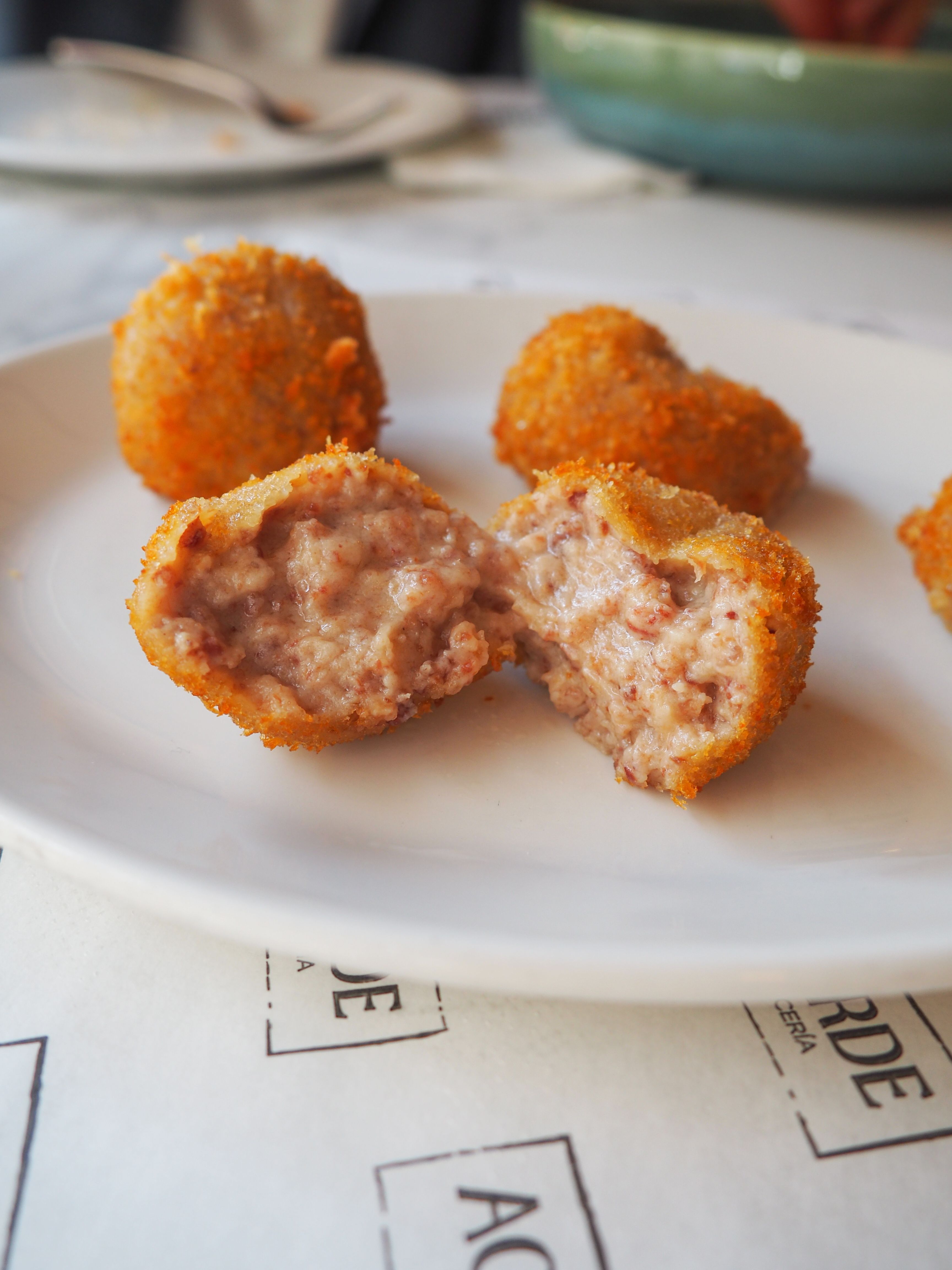 Cremosas por dentro, crujientes por fuera... Así son sus croquetas de jamón