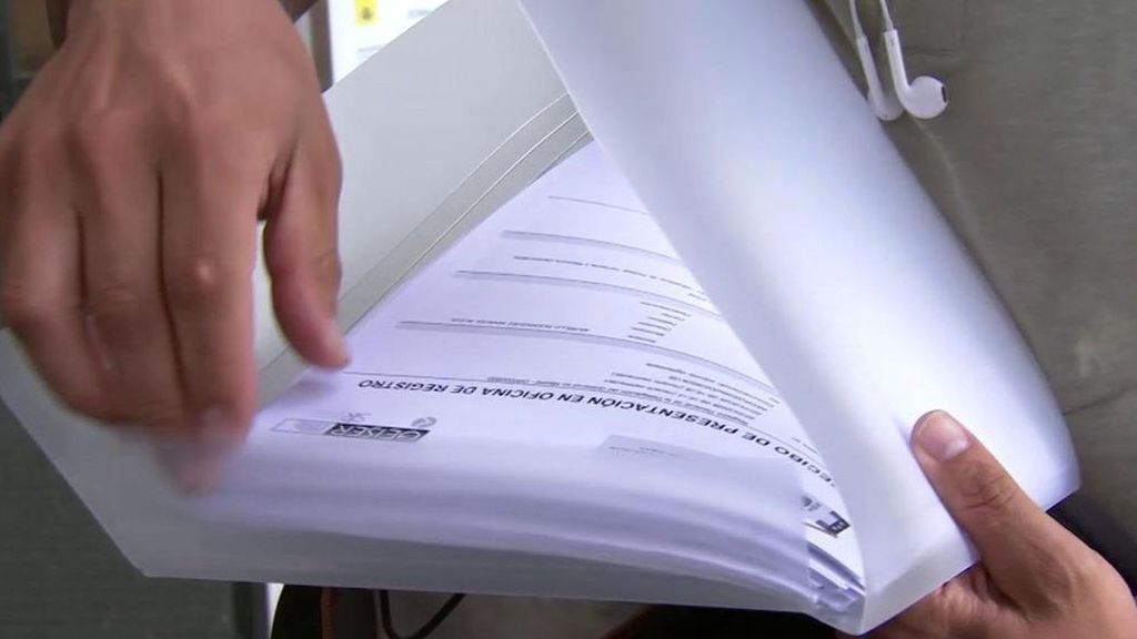 La regularización 'in situ': Manuel Alejandro, colombiano, enseña el papel que le va a cambiar la vida