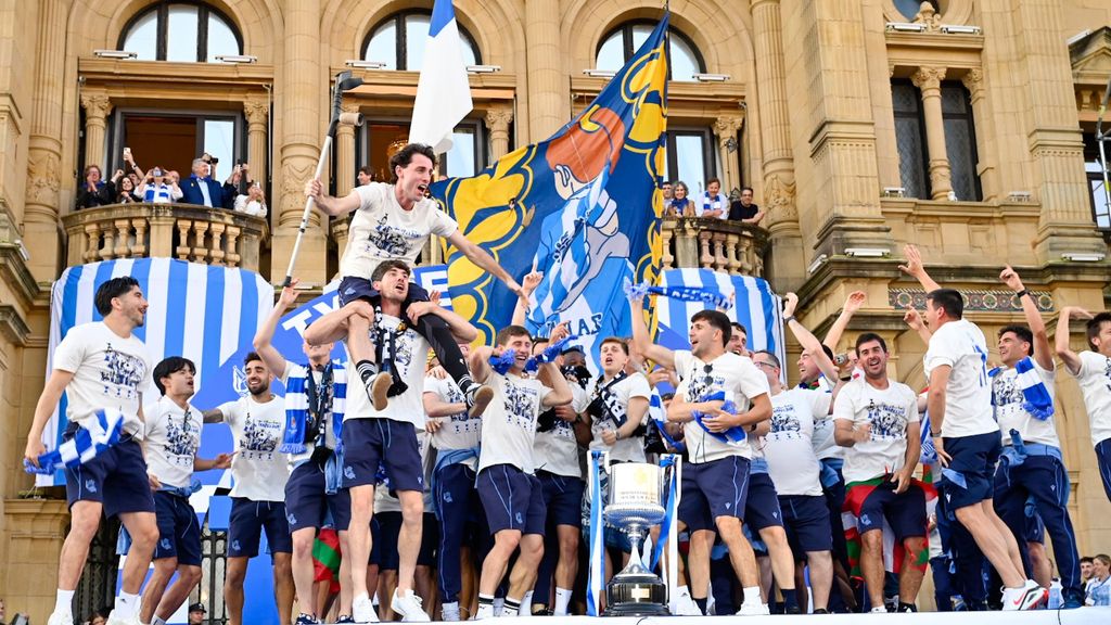 San Sebastián, teñido de blanco y azul tras la victoria de la Real Sociedad en la Copa del Rey: 100.000 personas reciben a los jugadores
