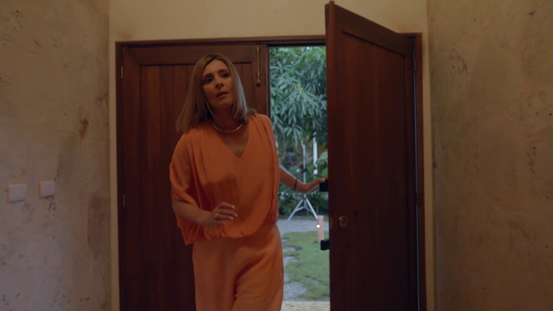 Sandra Barneda comunica a las parejas el inédito castigo en 'LIDLT' tras saltarse las normas en su despedida: 