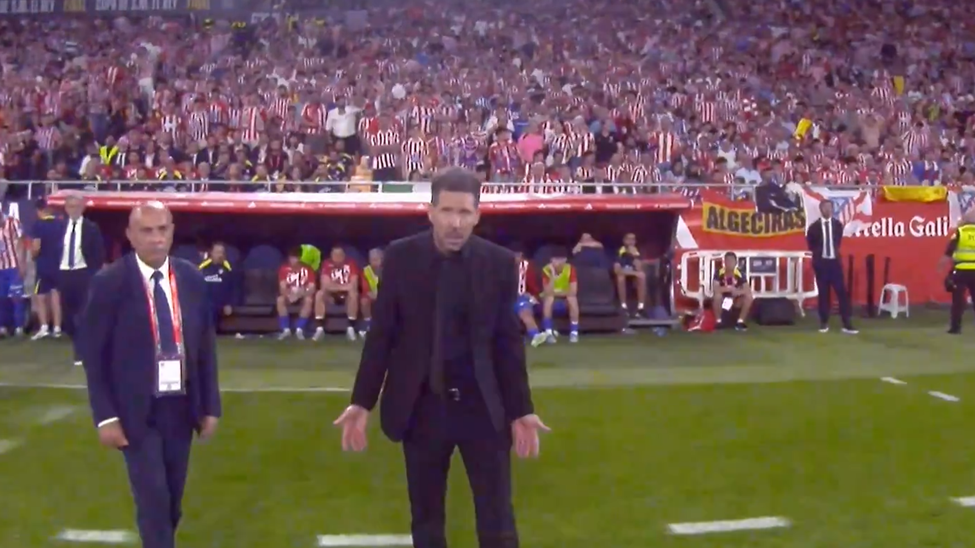 Simeone pide explicaciones al árbitro