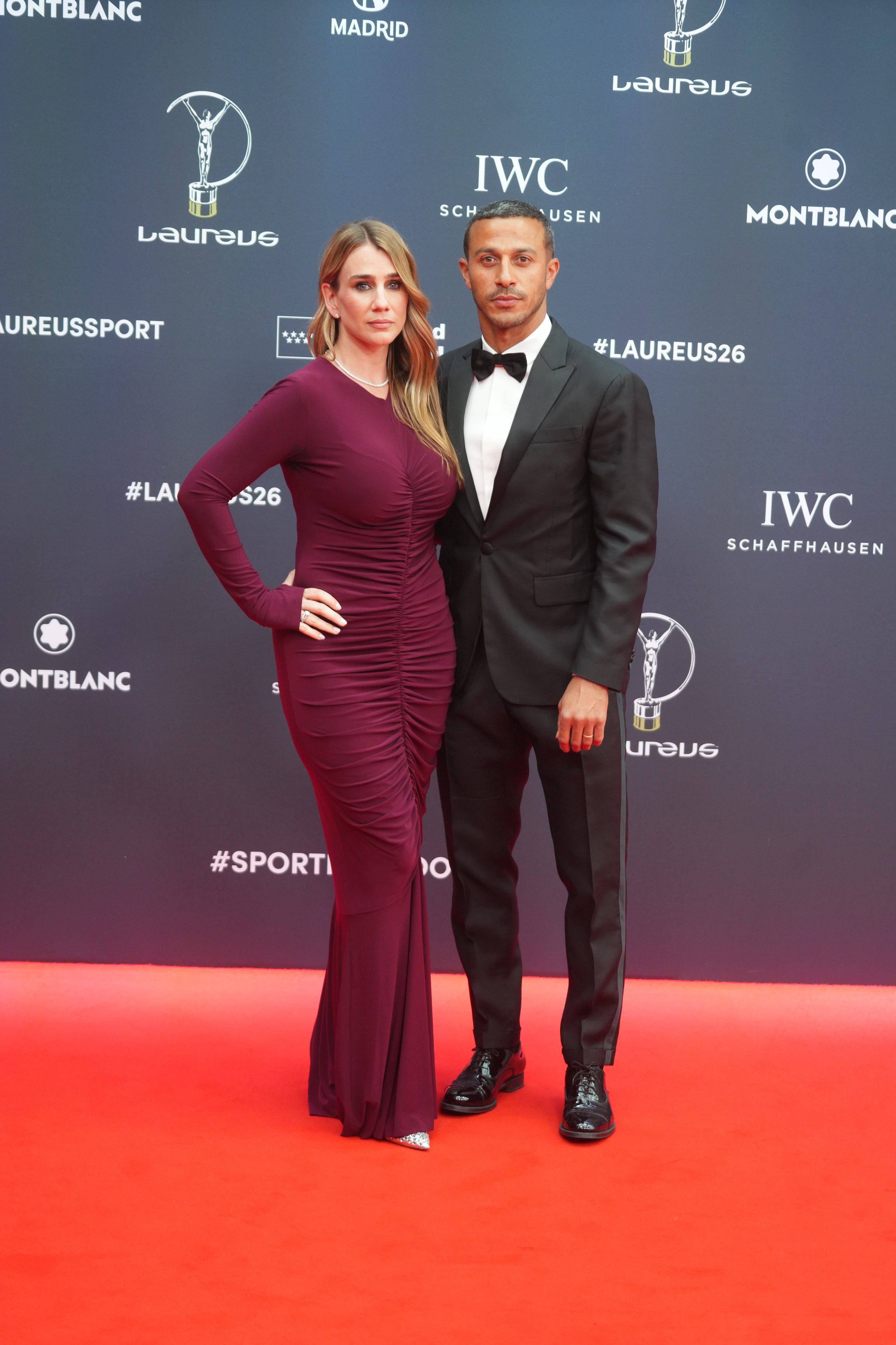Thiago Alcantara y Julia Vigas