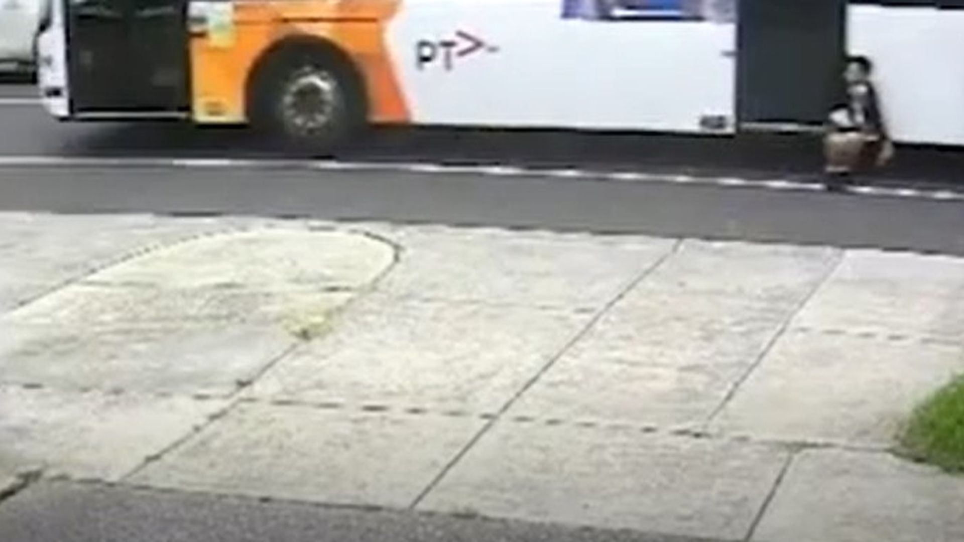 Un niño recorre cientos de metros enganchado a un autobús en Melbourne