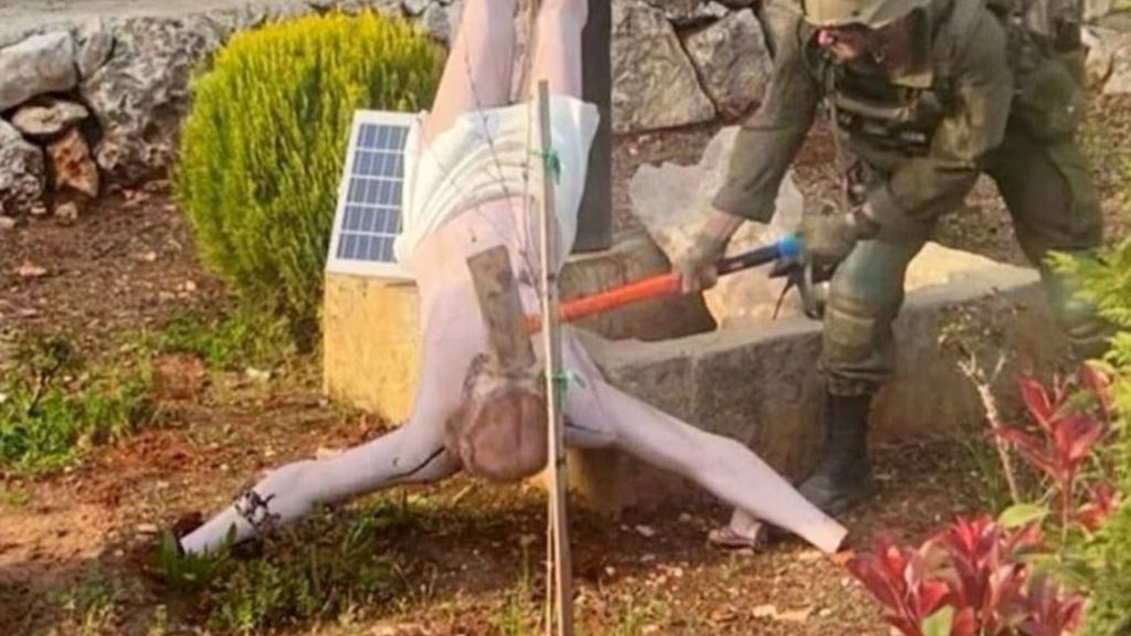 Un soldado israelí derriba a mazazos una estatua de Jesús en Líbano y provoca la ira de Netanyahu
