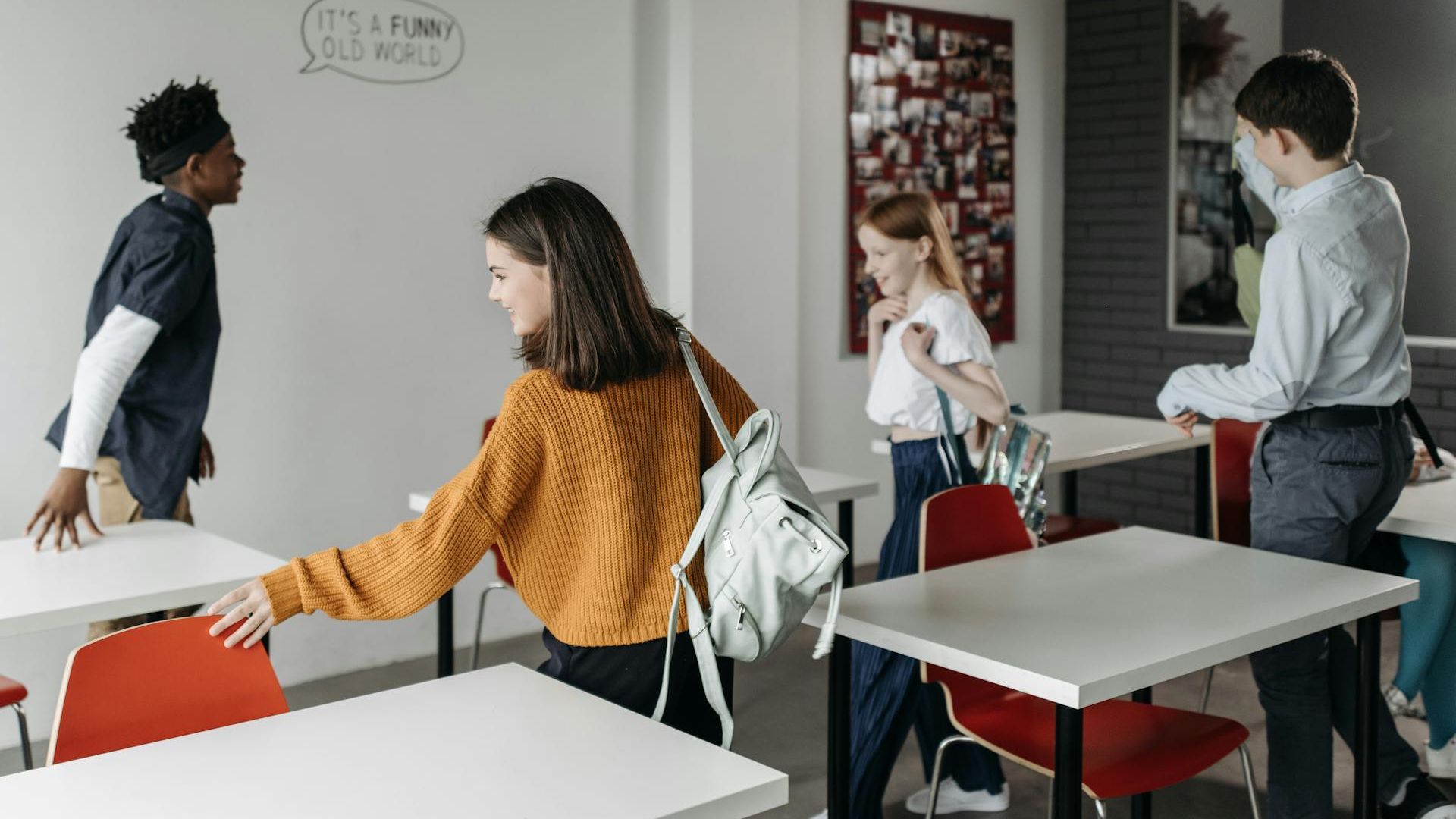 Unos niños se preparan para salir al recreo