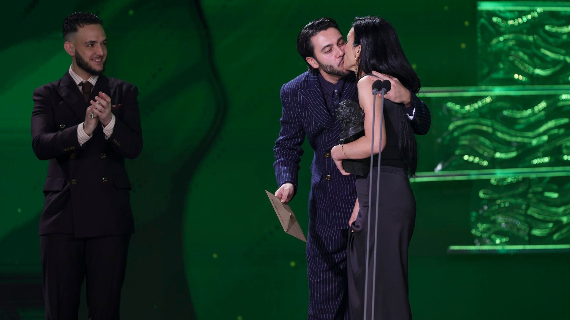 Yerai Cortés y La Tania se besan sobre el escenario de los Premios Goya 2025, tras ser galardonados