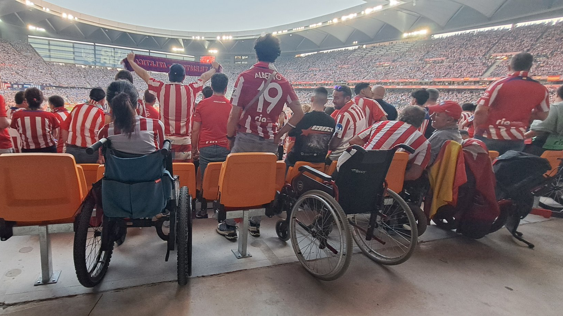 Aficionados del Atlético de Madrid con movilidad reducida, en La Cartuja