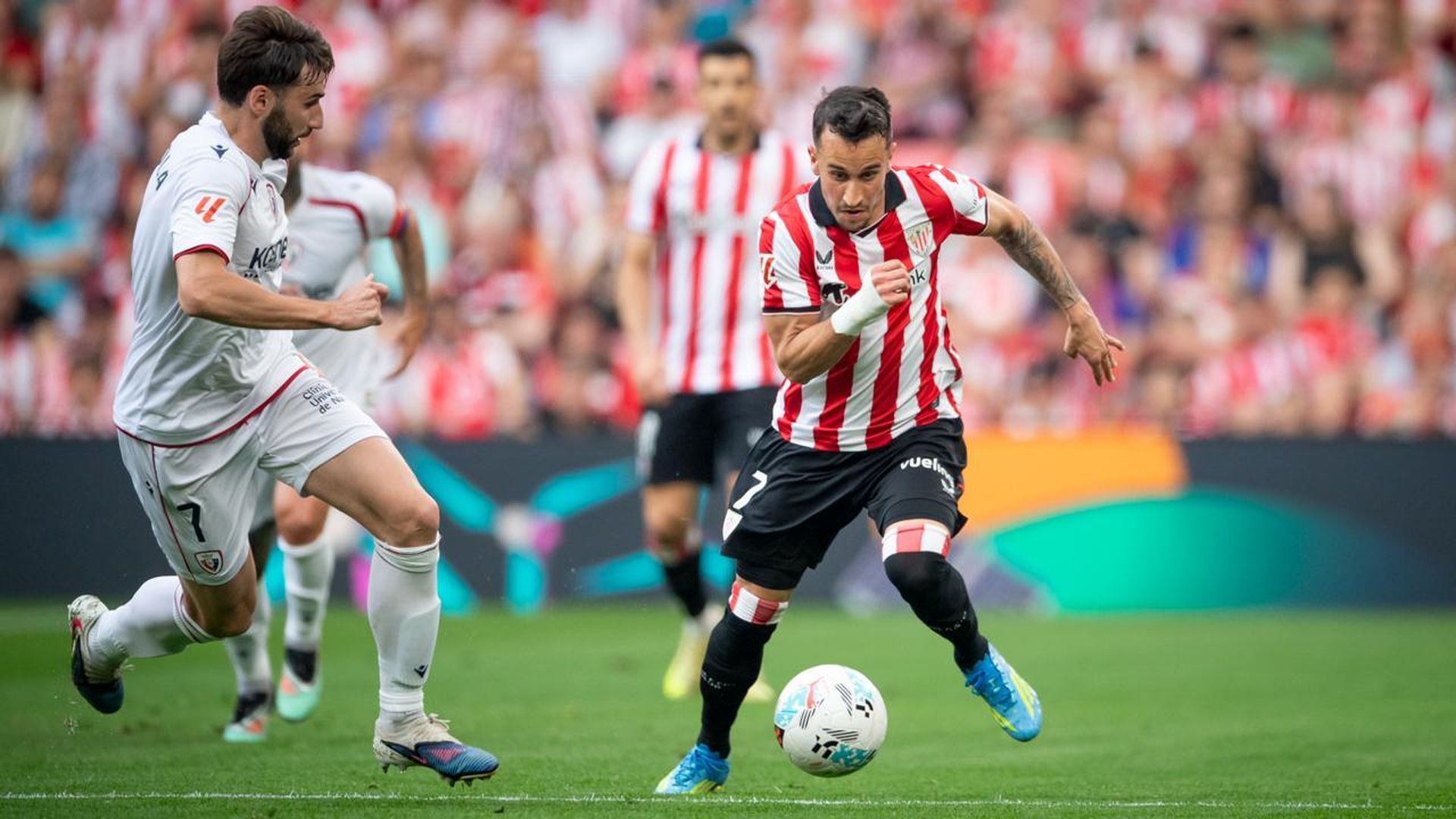 Alex Berenguer lucha ante Osasuna en San Mamés