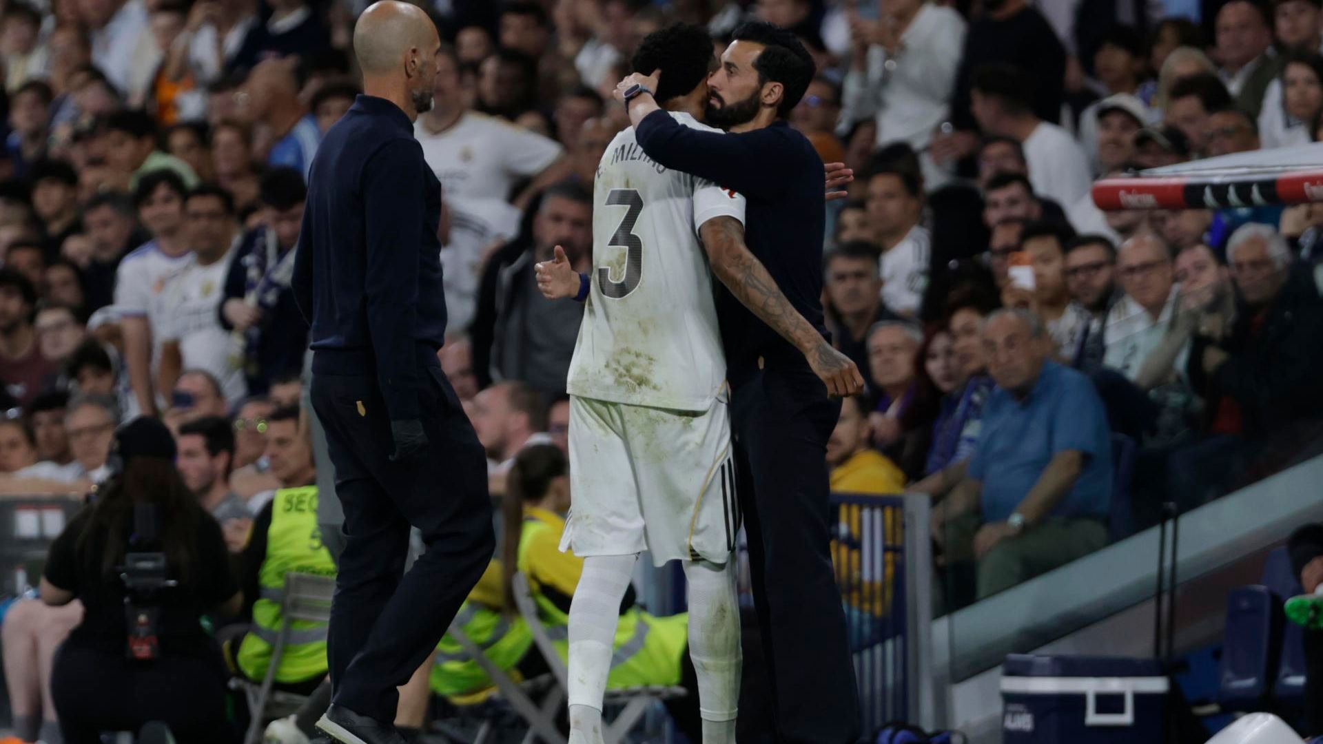 Arbeloa abrazando a Militao