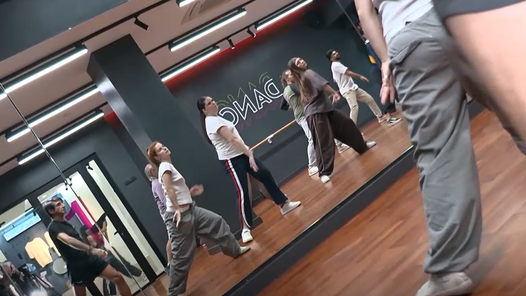 Una forma diferente de ponerse en forma puede ser bailando: "Hago deporte y me lo paso bien"