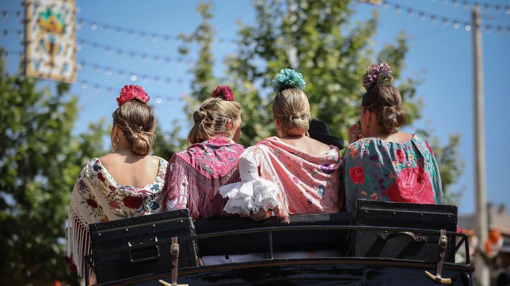 China fabrica trajes de flamenca, una opción asequible frente a la calidad de la moda sevillana