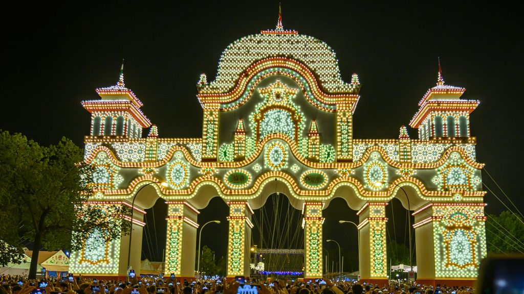 Comienza la Feria de Abril de Sevilla: más de 28.000 bombillas iluminan la portada del Real