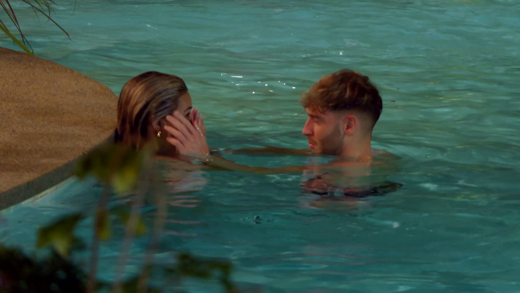 El acercamiento de Leila y David en la piscina hace saltar la alarma en ‘Villa Montaña’: “Me he quedado mudo”