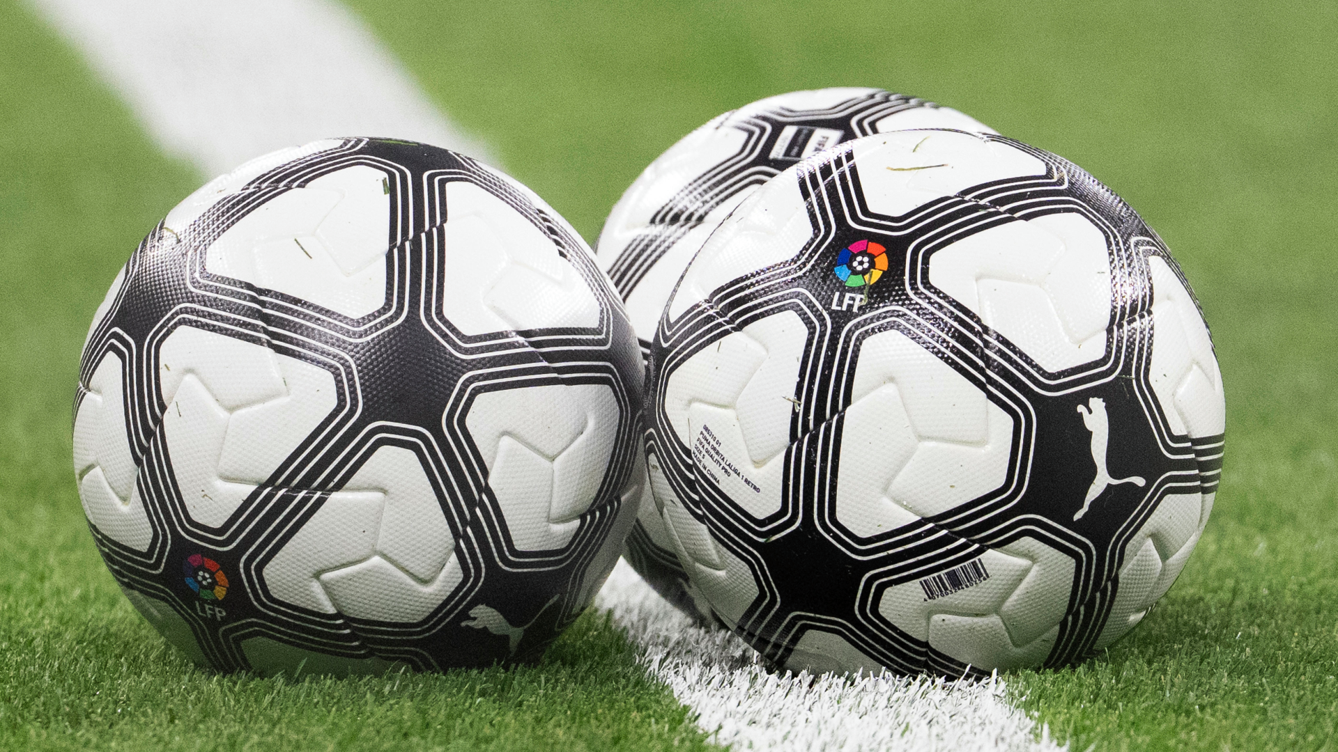 El balón de LaLiga, durante la Jornada Retro