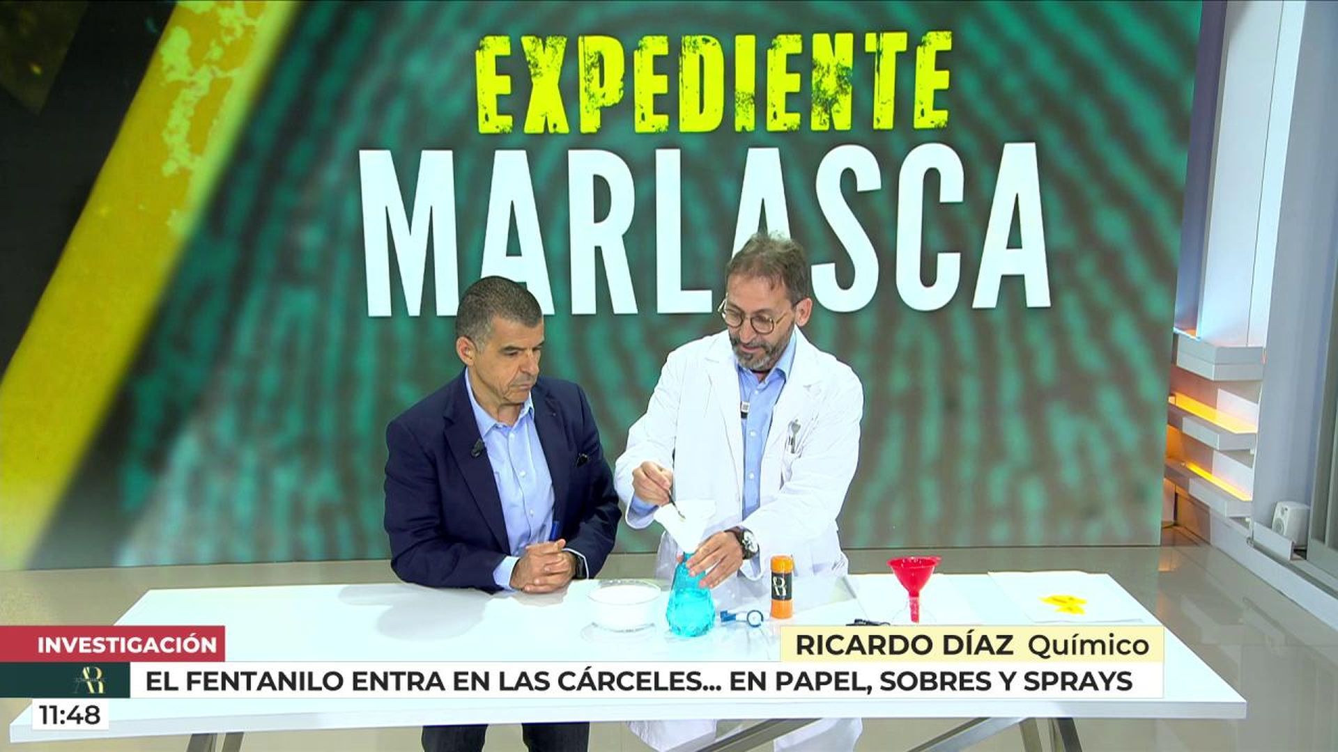 El ingeniero químico Ricardo Díaz hace un experimento en directo