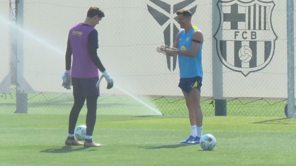 En vídeo, el juego de puntería de Lewandowski y Szczesny interrumpido por el aspersor y el pasillo de collejas a Lamine Yamal