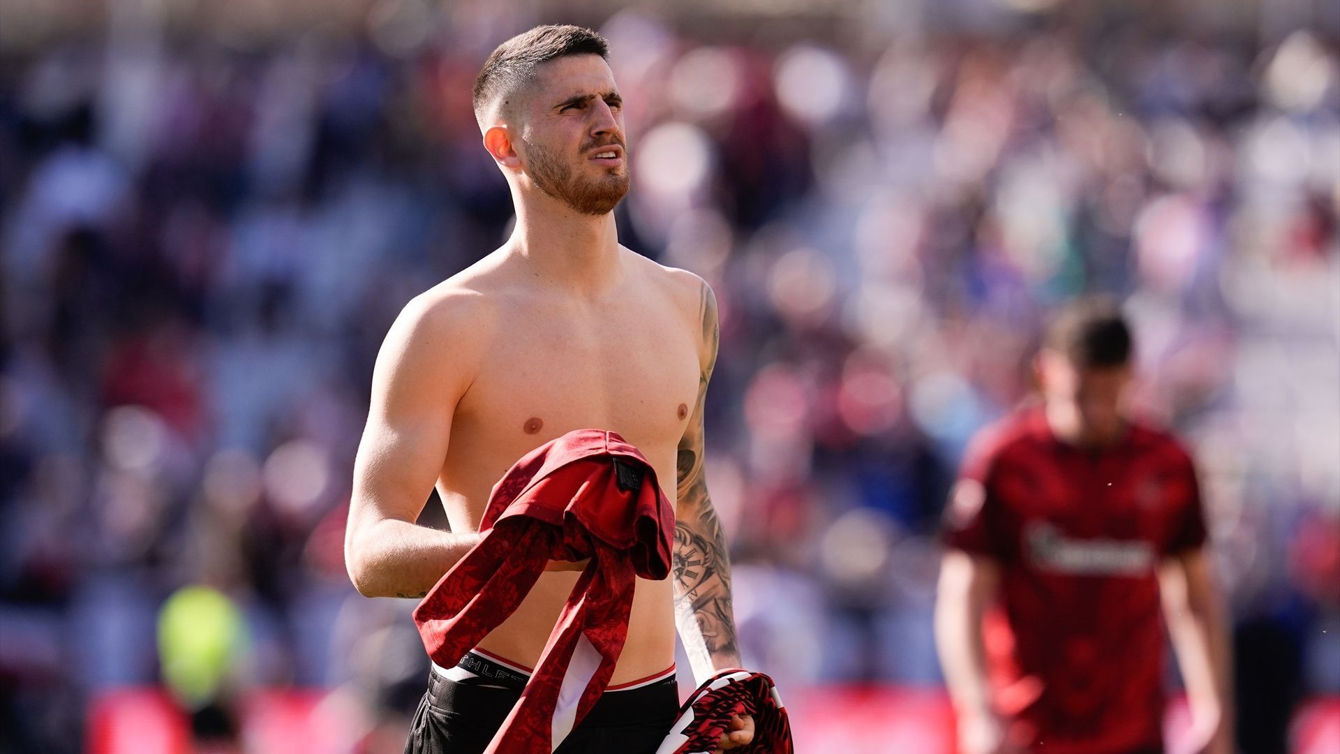 El jugador del Athletic Club Oihan Sancet calienta para un partido de LALIGA