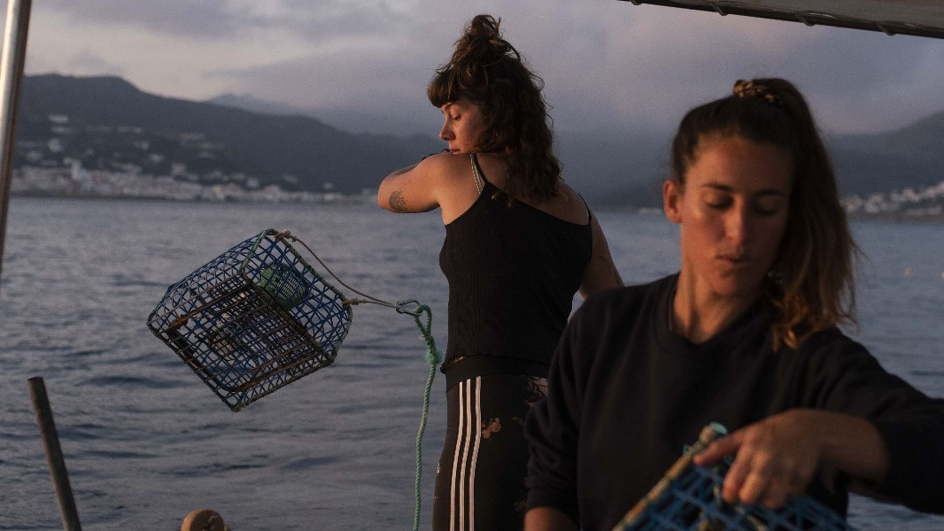 Elena Manera y Pat Bros, en la barca 'San José'