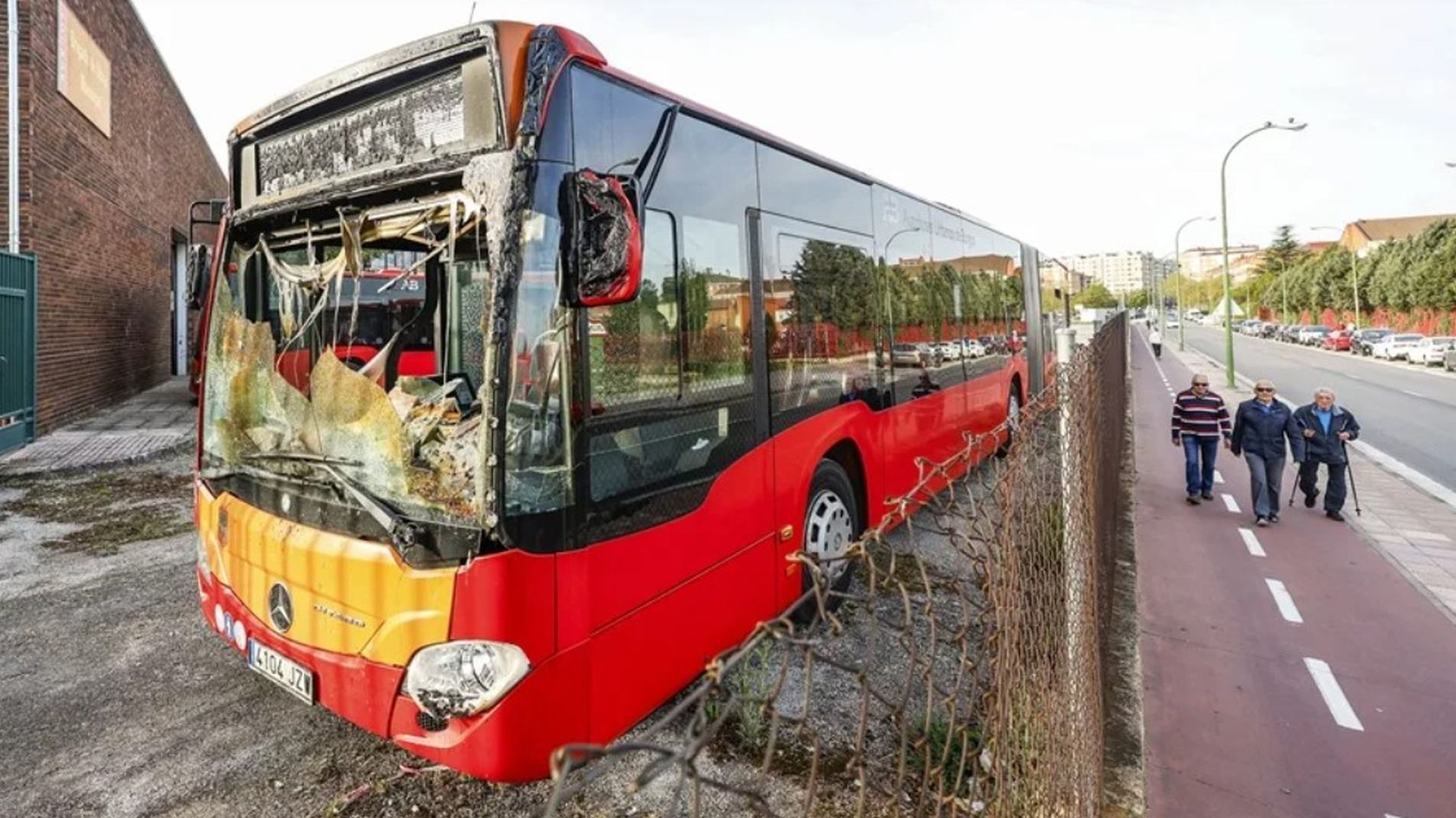 Estado de uno de los autobuses afectado por el incendio que ha devorado las cocheras del servicio municipal de Burgos.