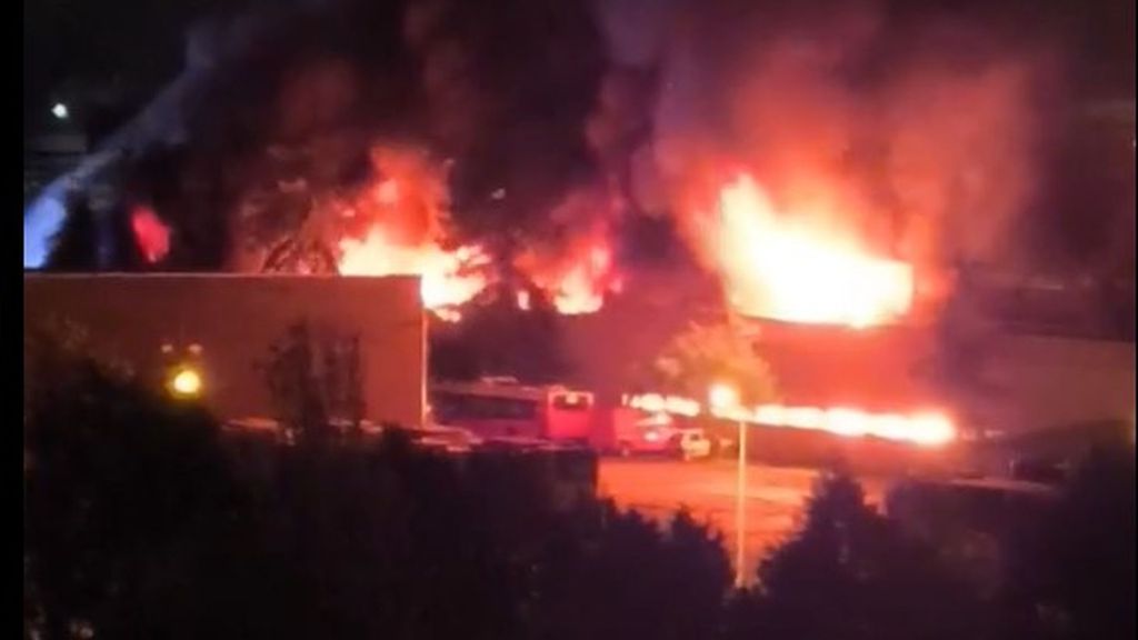 Devastador incendio en las cocheras de Burgos destruye 40 autobuses municipales