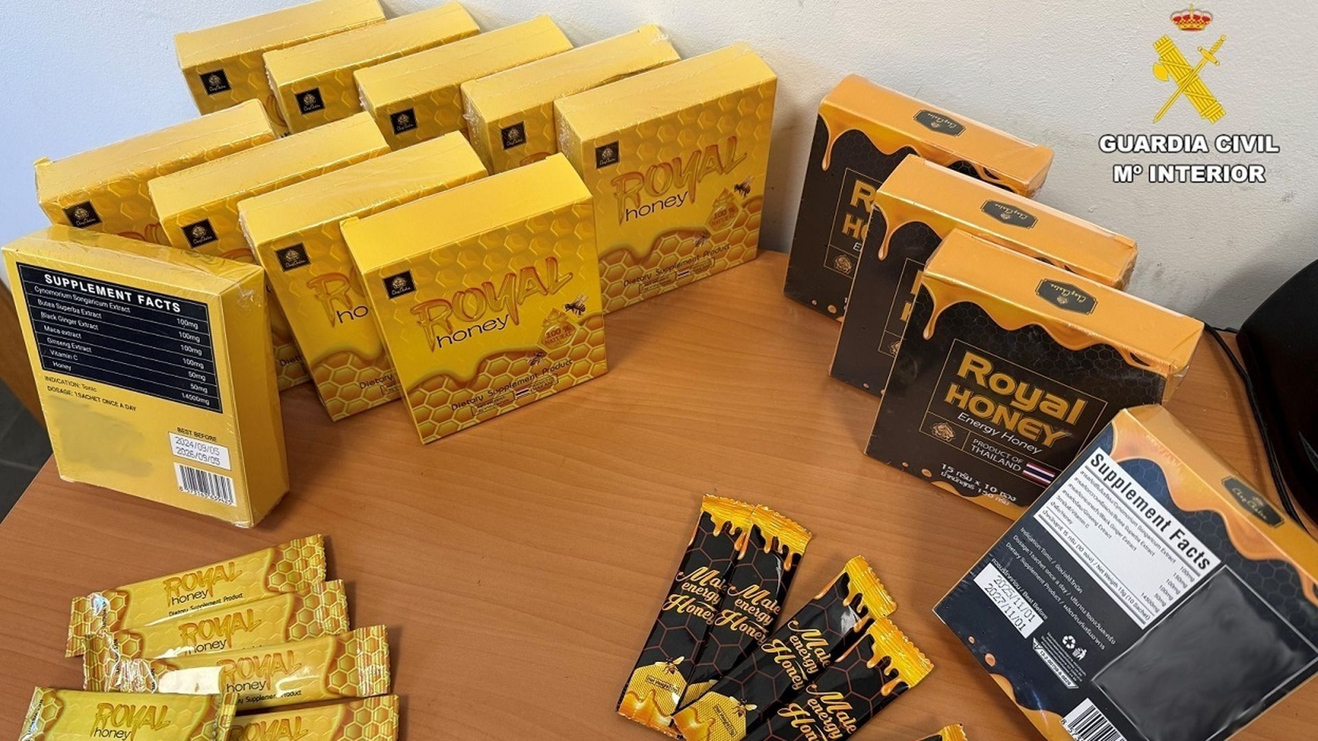 Investigan a un hombre en Barcelona por un delito contra la salud pública por vender oculto en sobres de miel un medicamento sexual