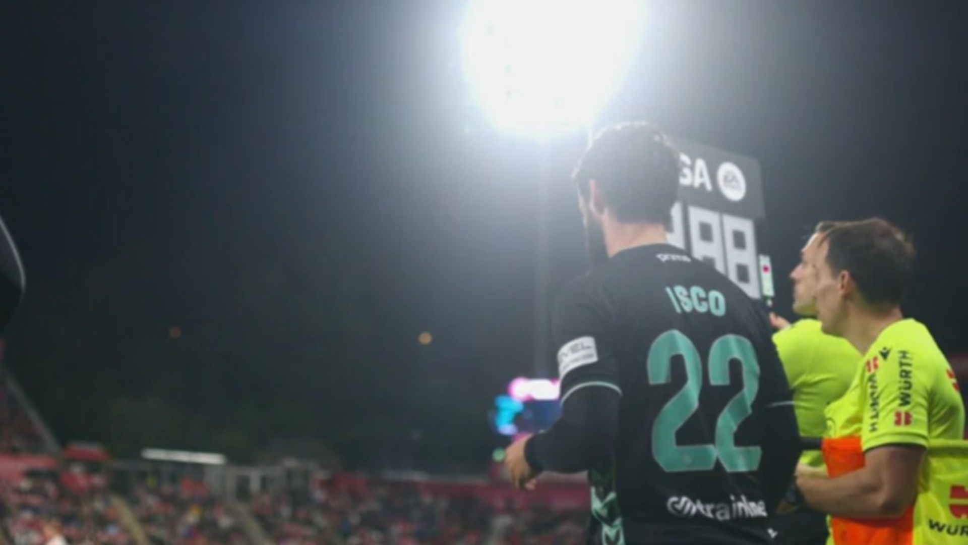 Isco Alarcón, saltando al césped.