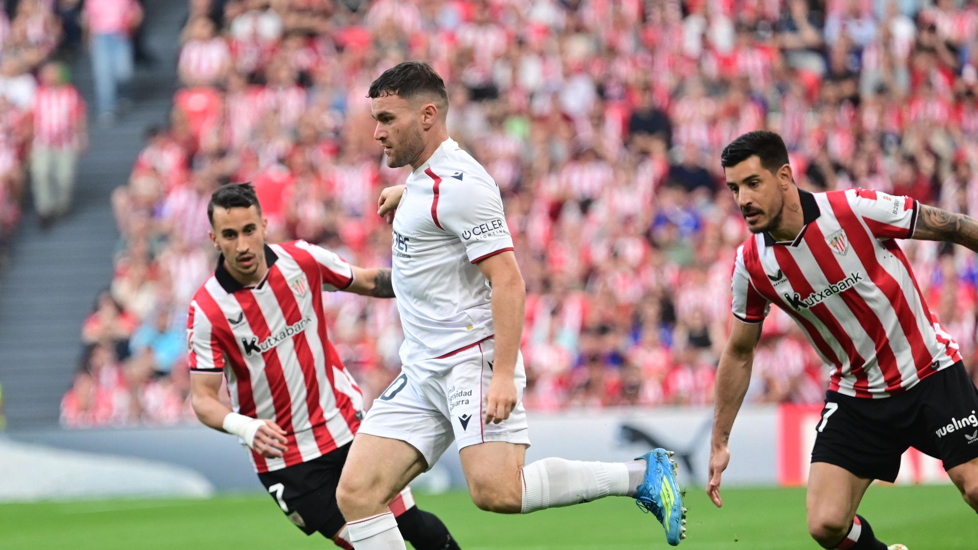 Javi Galán, durante el Athletic - Osasuna.