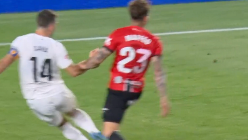 Gourlay raja del árbitro tras el no penalti de Gaya