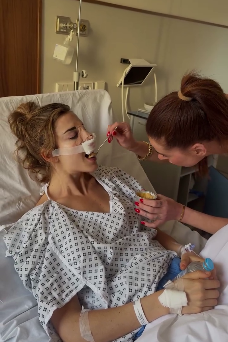 La amiga de Nieves dándole de comer