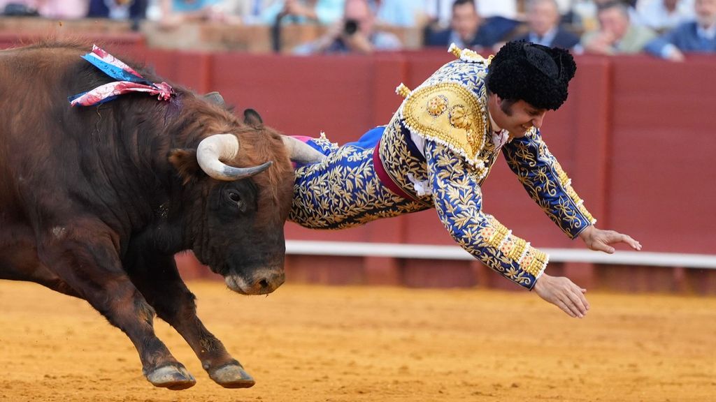 La cogida a Morante de la Puebla en la Feria de Sevilla, "muy grave" y con “lesiones complejas” que han requerido más de dos horas de operación