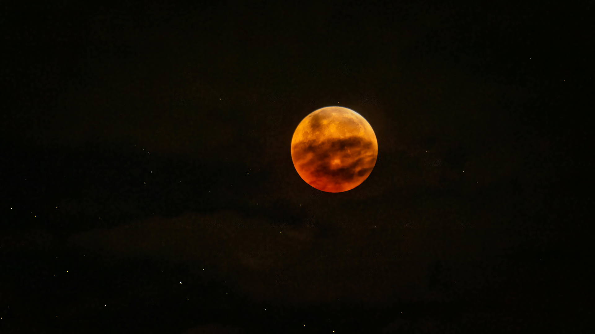 La Luna Roja es la única que sí corresponde el color con el nombre