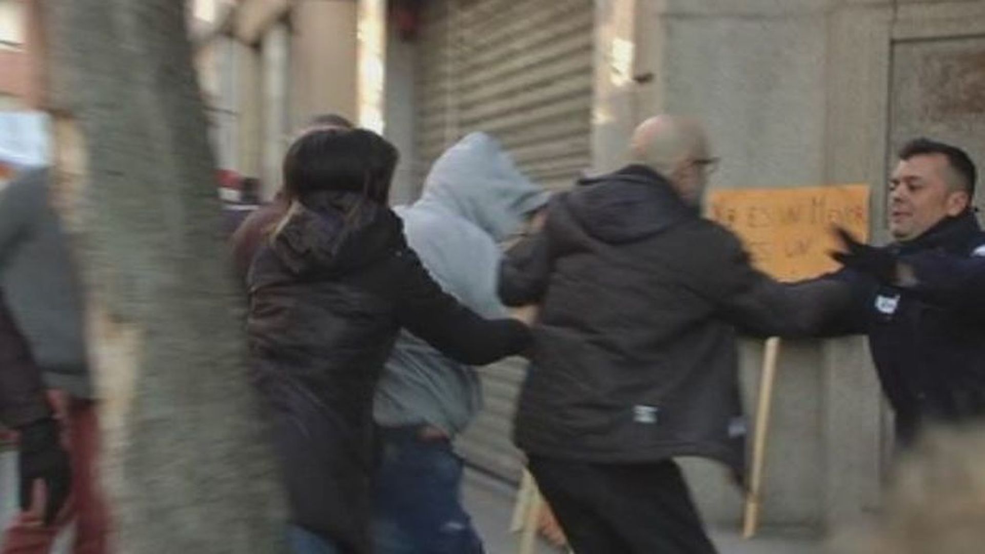 La policía salva al acusado del crimen de Castrogonzalo de la ira de la venganza La policía salva al acusado del crimen de Castrogonzalo de la ira de la venganza