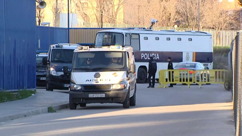 La publicación de una circular en las cárceles españolas informando a los reclusos de que pueden participar en la regularización incendia más el proceso