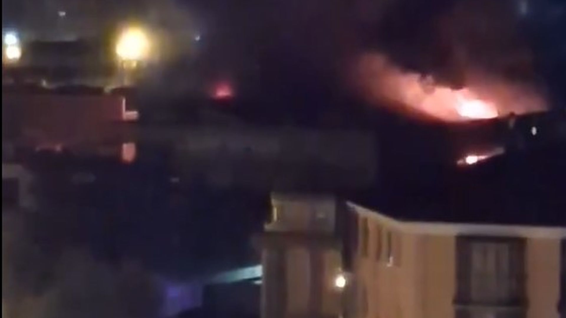 Las llamas del incendio en las cocheras municipales de Burgos destruye 40 autobuses