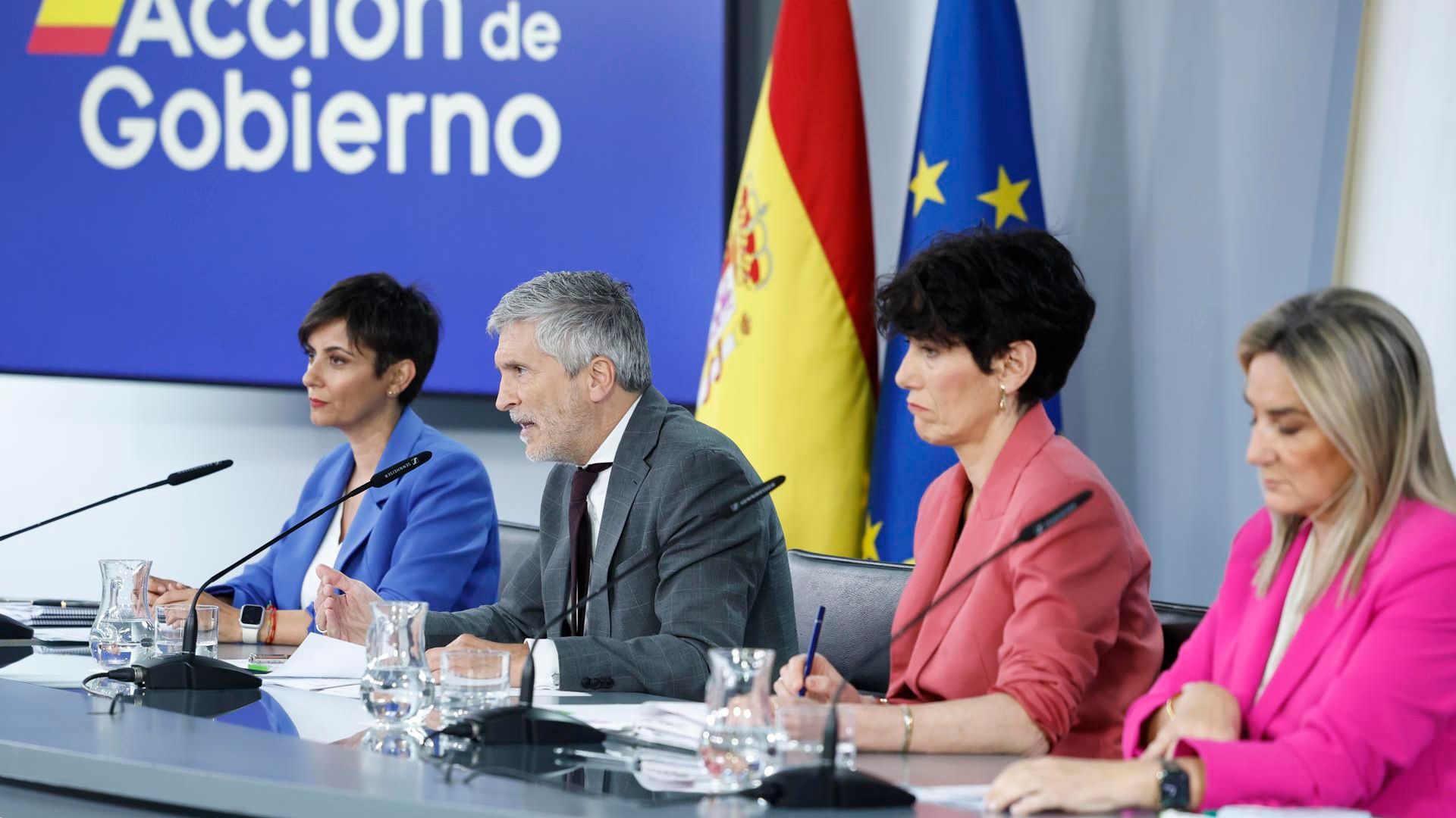 Los ministros Grande-Marlaska, la portavoz del Gobierno, Elma Saiz y la ministra de Educación y vivienda Milagros Tolón e  Isabel Rodríguez,