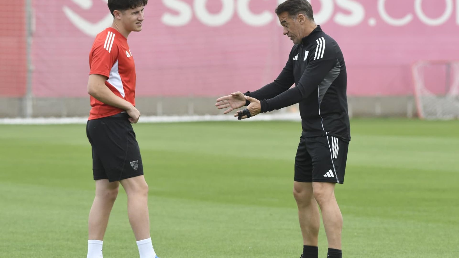 Luis García Plaza charla con Oso durante el entrenamiento del Sevilla