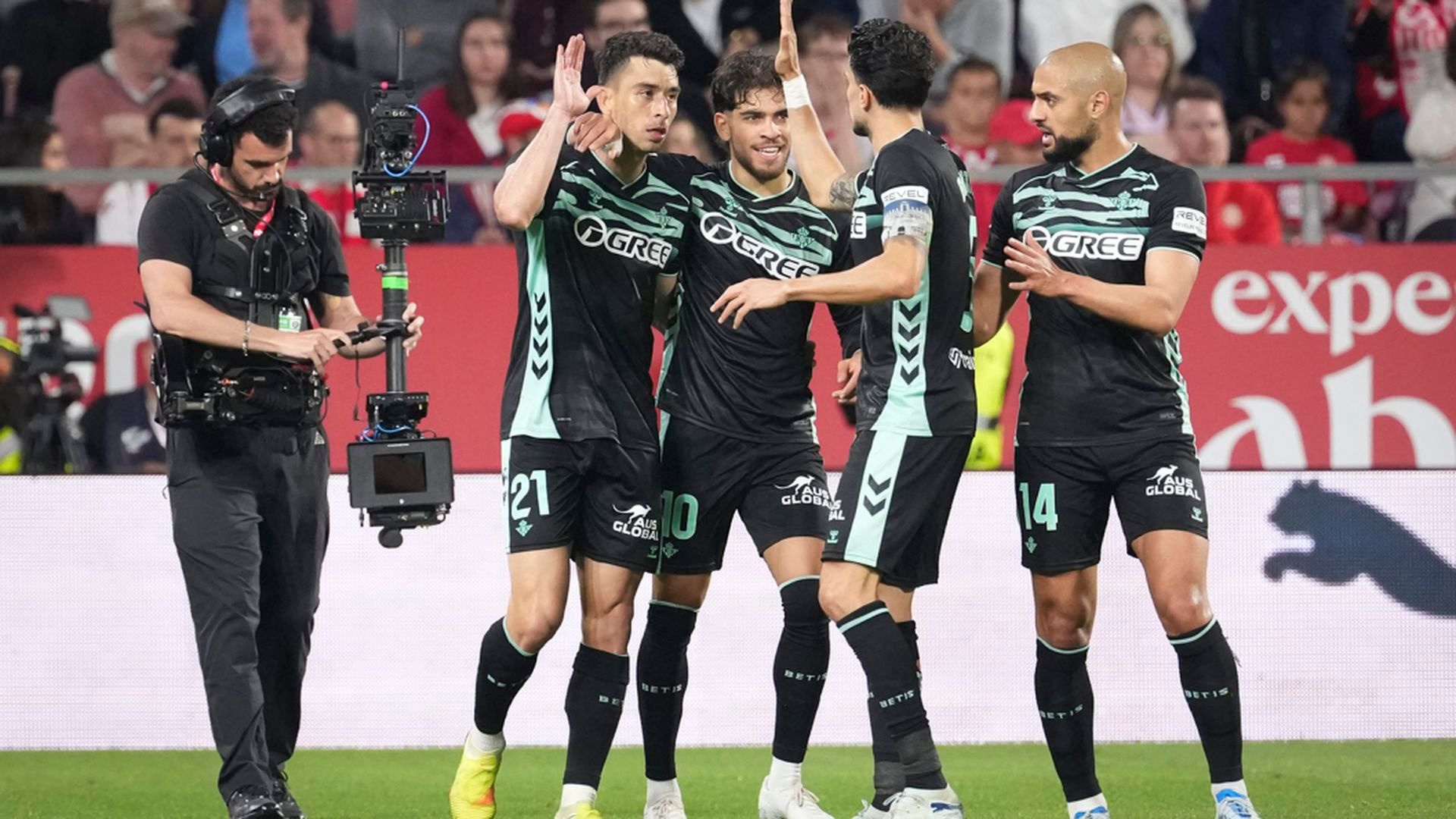 Marc Roca celebra su gol en el Girona - Betis