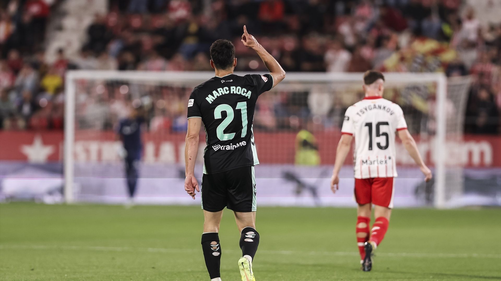 Marc Roca celebra su gol en el Girona - Betis