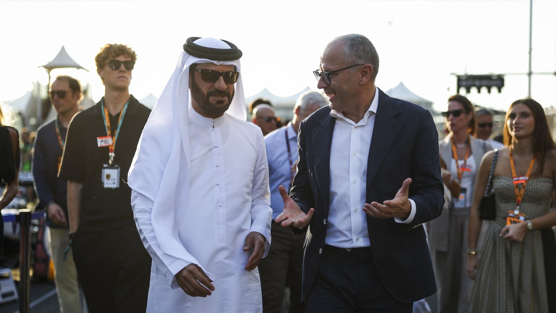 Mohammed Ben Sulayem, presidente de la FIA y Stefano Domenicali, CEO de la F1 en la parrilla antes de una carrera