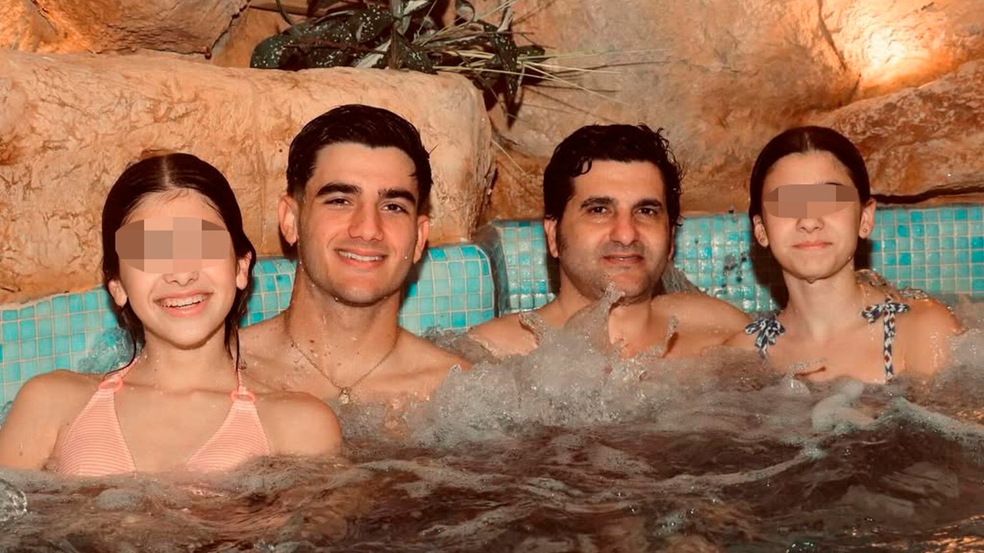 Morante de la Puebla, con sus tres hijos, José Antonio, Lola y María