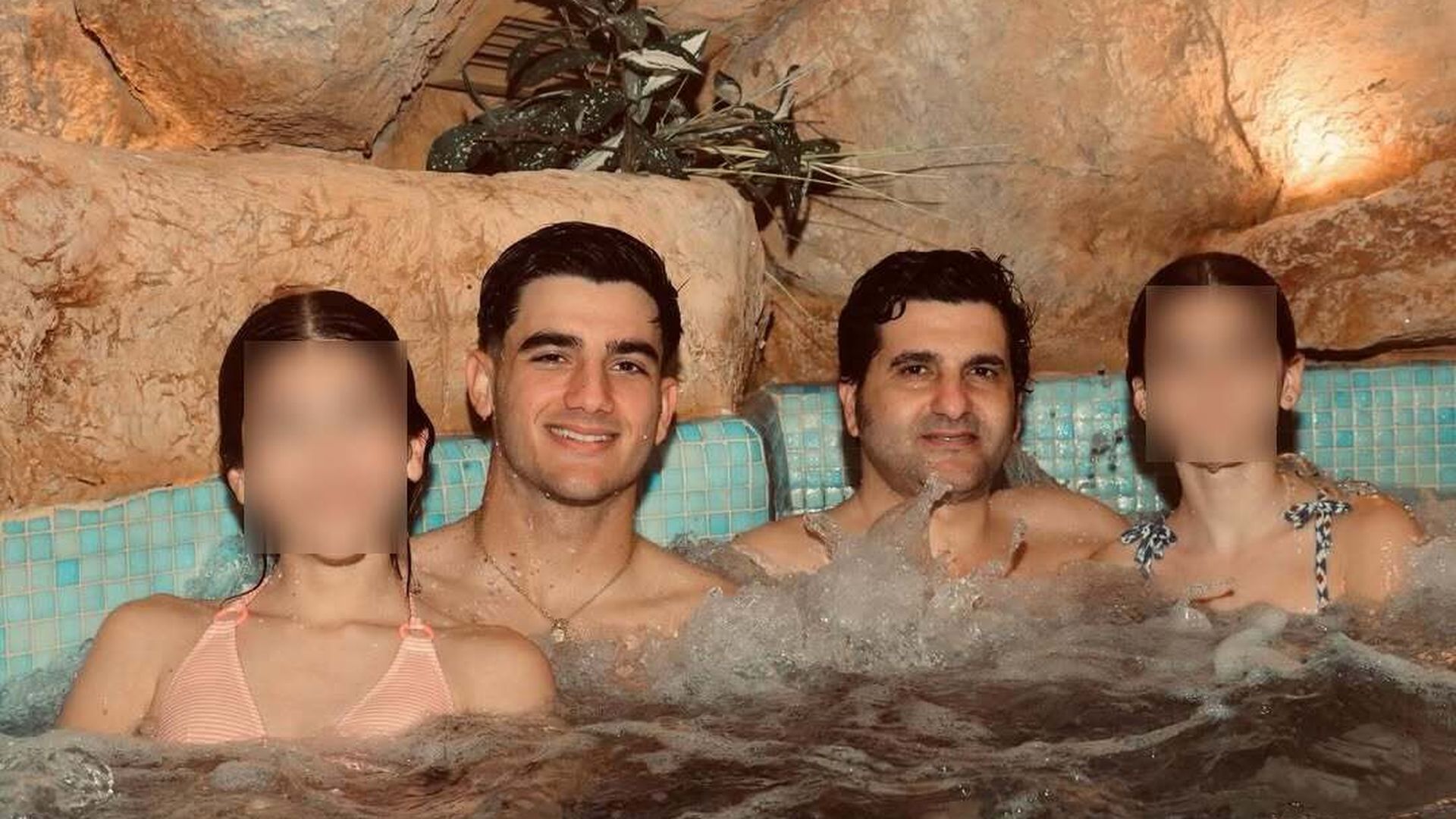 Morante de la Puebla, rodeada de sus tres hijos