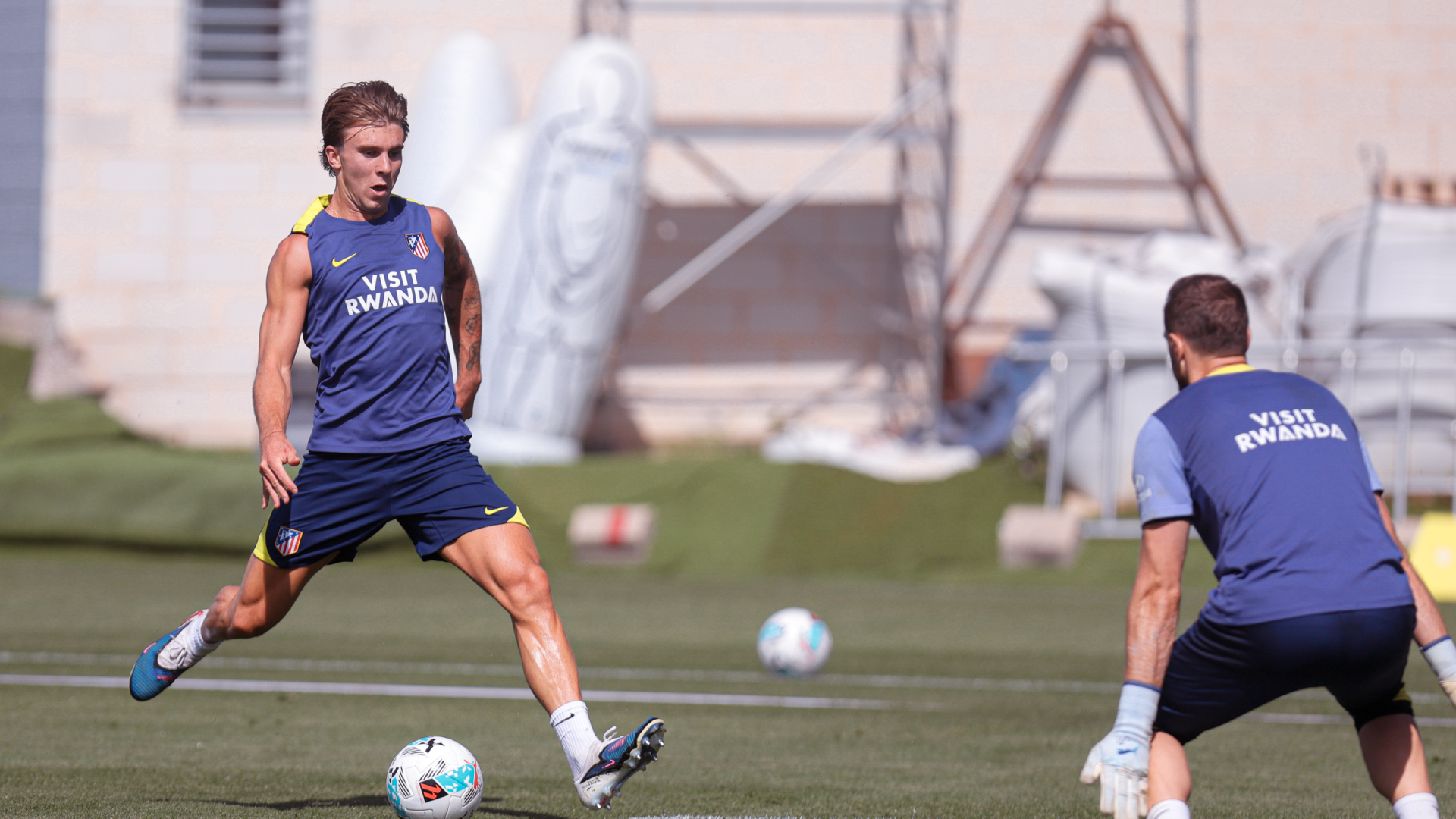 Pablo Barrios, ante Oblak en una sesión del Atlético