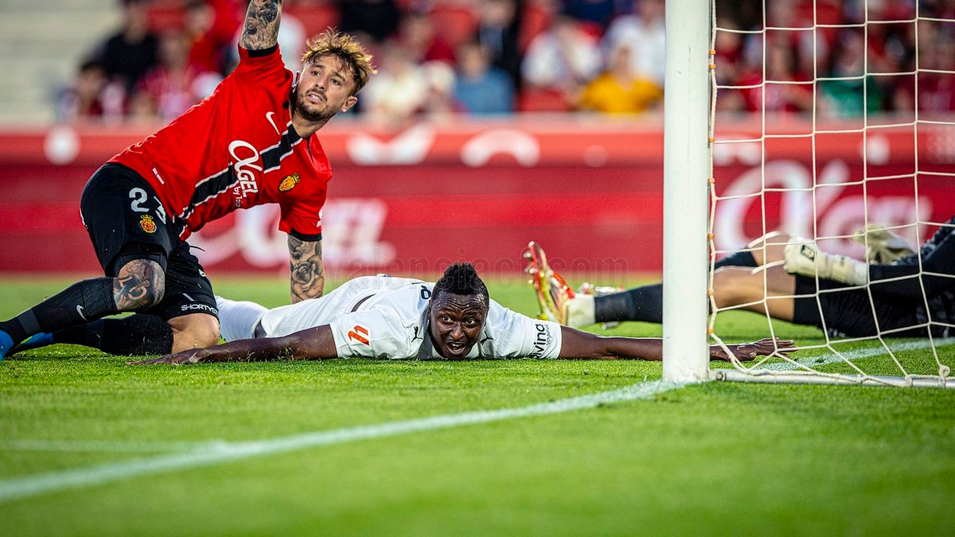 Sadiq, tirado en el suelo, tras marcar en Mallorca