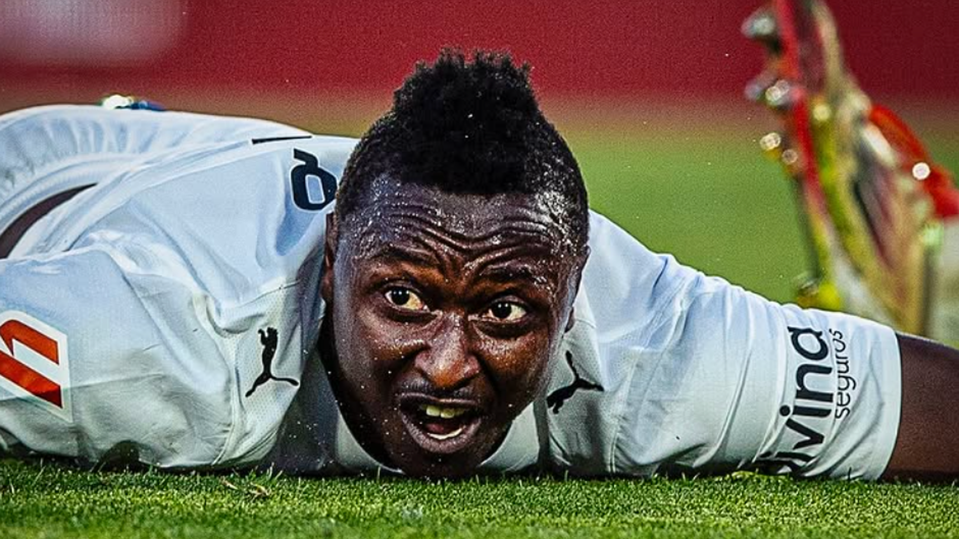 Sadiq, tirado en el suelo, tras marcar en Mallorca