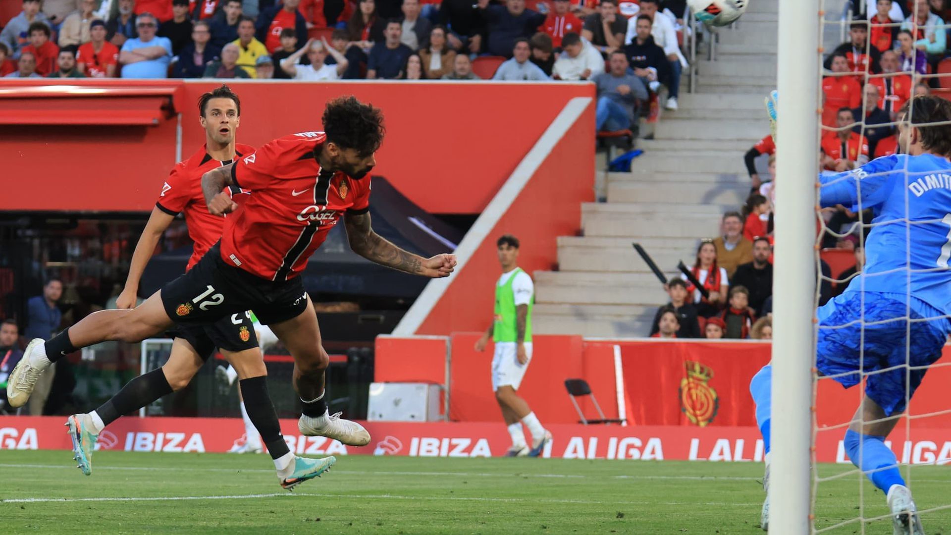 Samu Costa rematando ante el Valencia