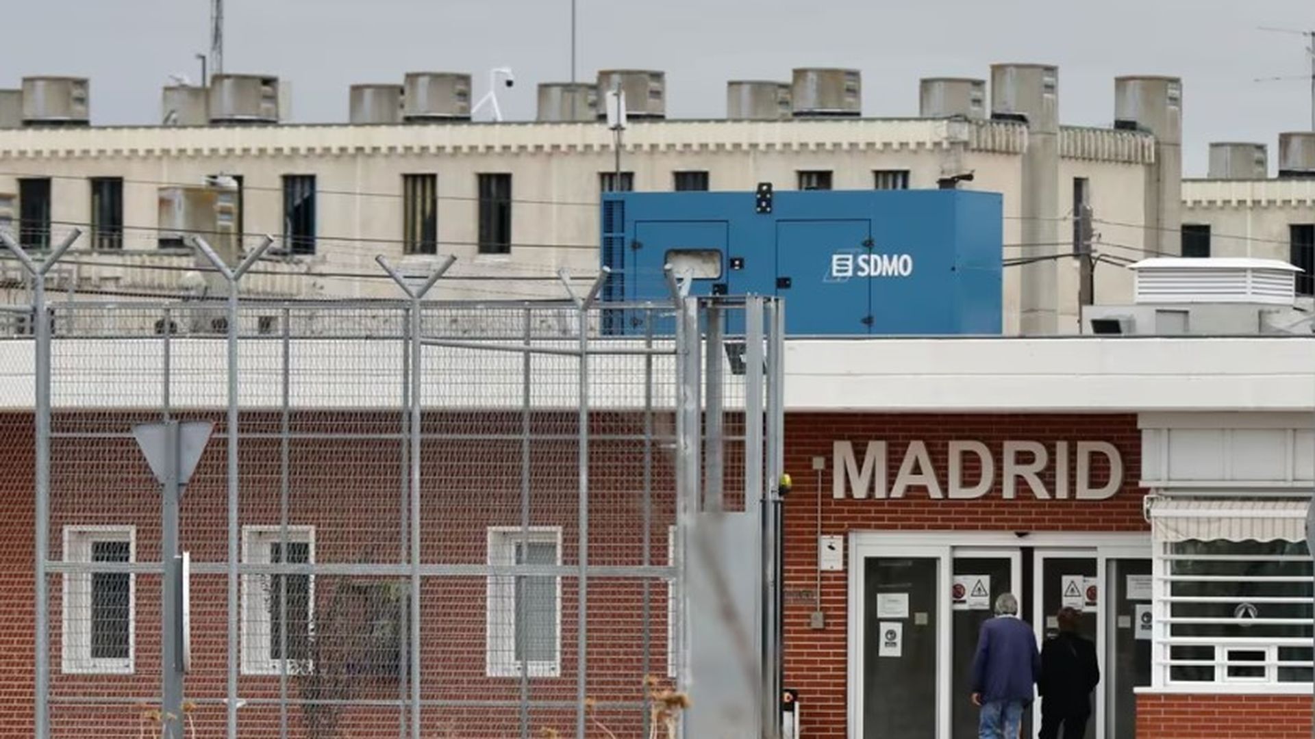 Un hombre entra por una de las puertas del centro penitenciario de Alcalá-Meco